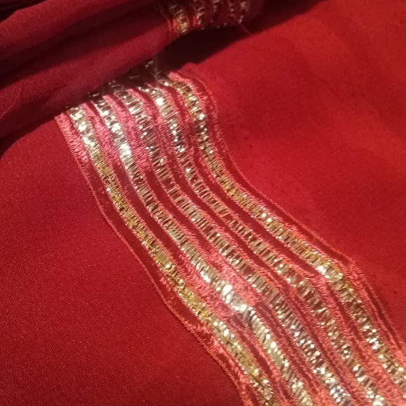 Red Chiffon Saree with Golden Border (India) - Picture 5 of 6